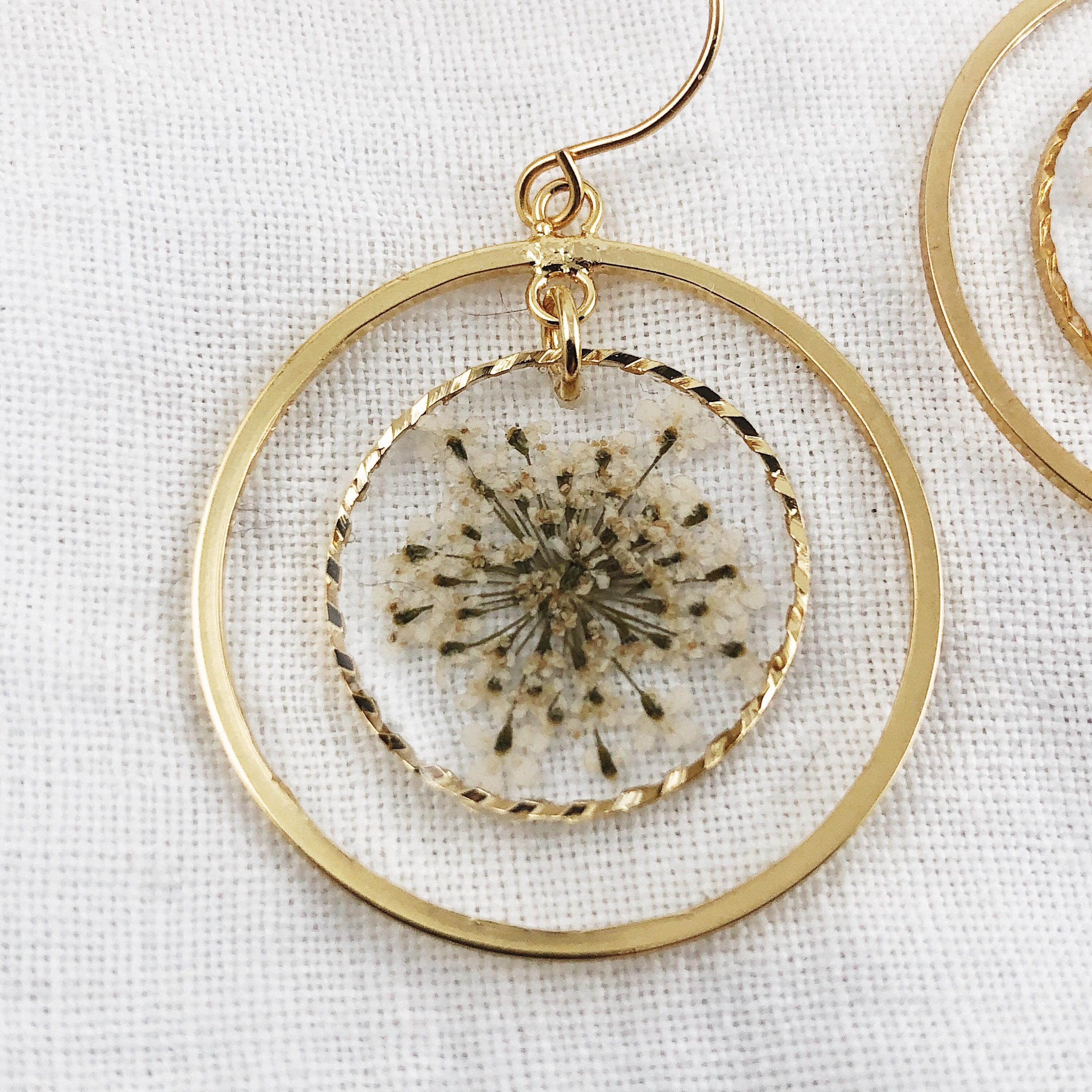 Queen Anne - Classic Gold Earrings with Pressed Flowers