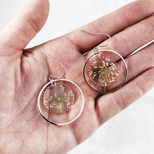Queen Anne - Rose Gold Round Classic Earrings with Pressed Flowers