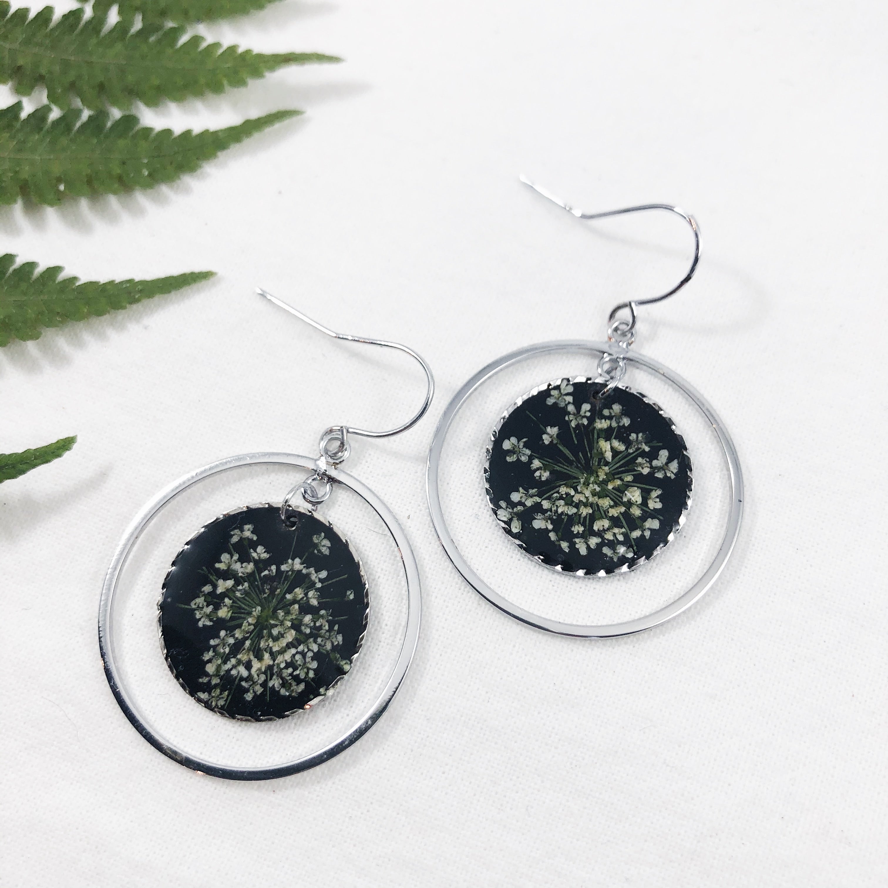 Queen Anne - Silver & Black Round Classic Earrings with Pressed Flowers