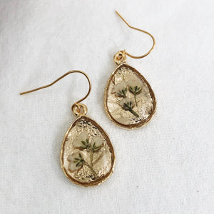 Gold Detailed Earrings with Baby's Breath
