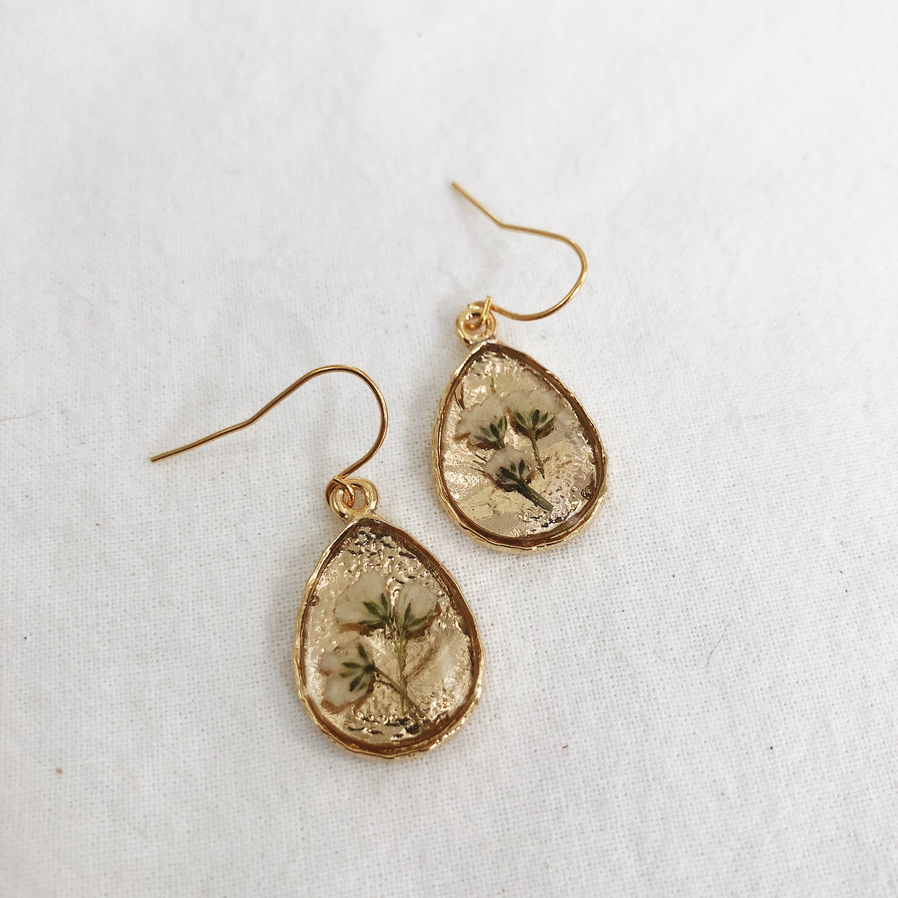 Gold Detailed Earrings with Baby's Breath