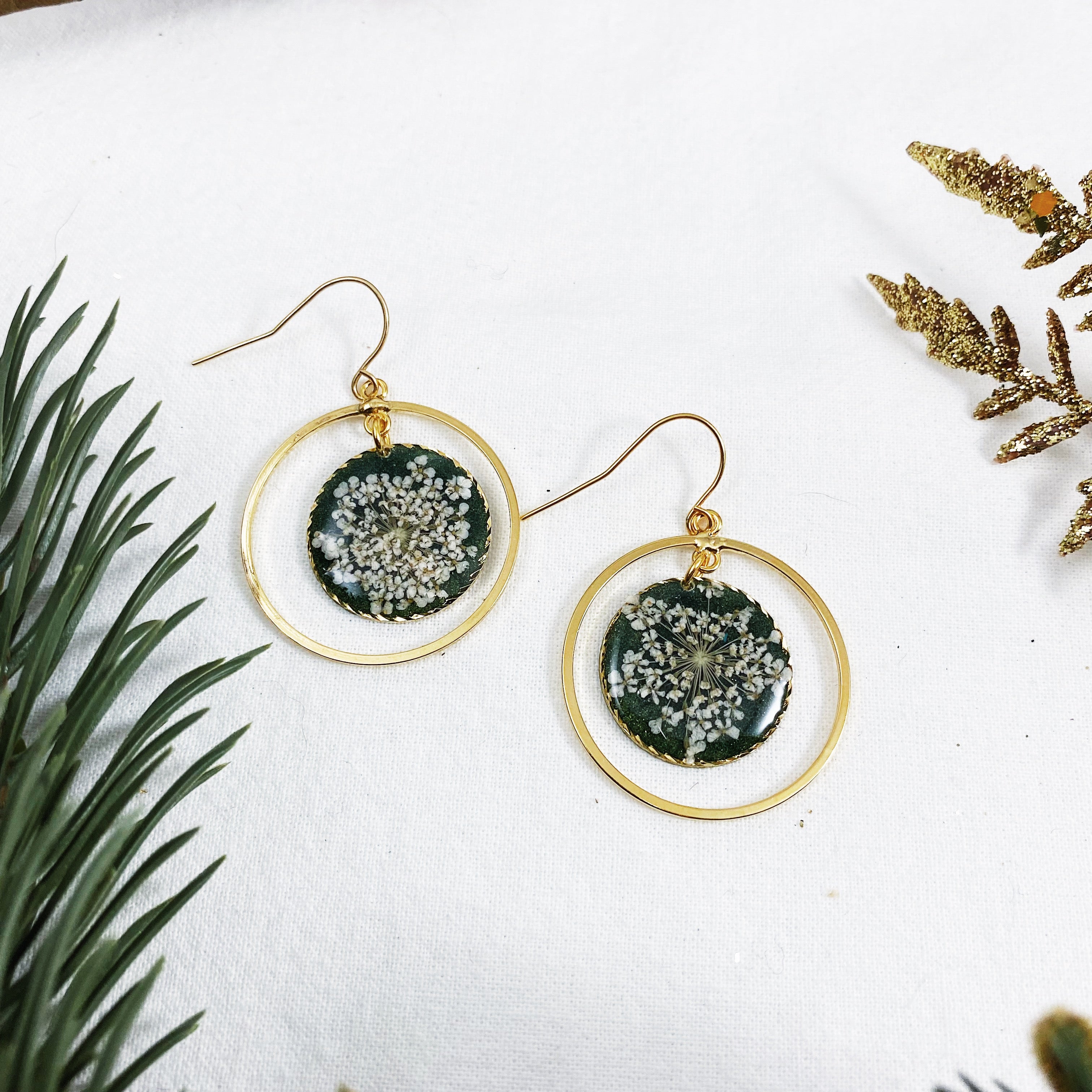 Queen Anne - Gold & Green Round Classic Earrings