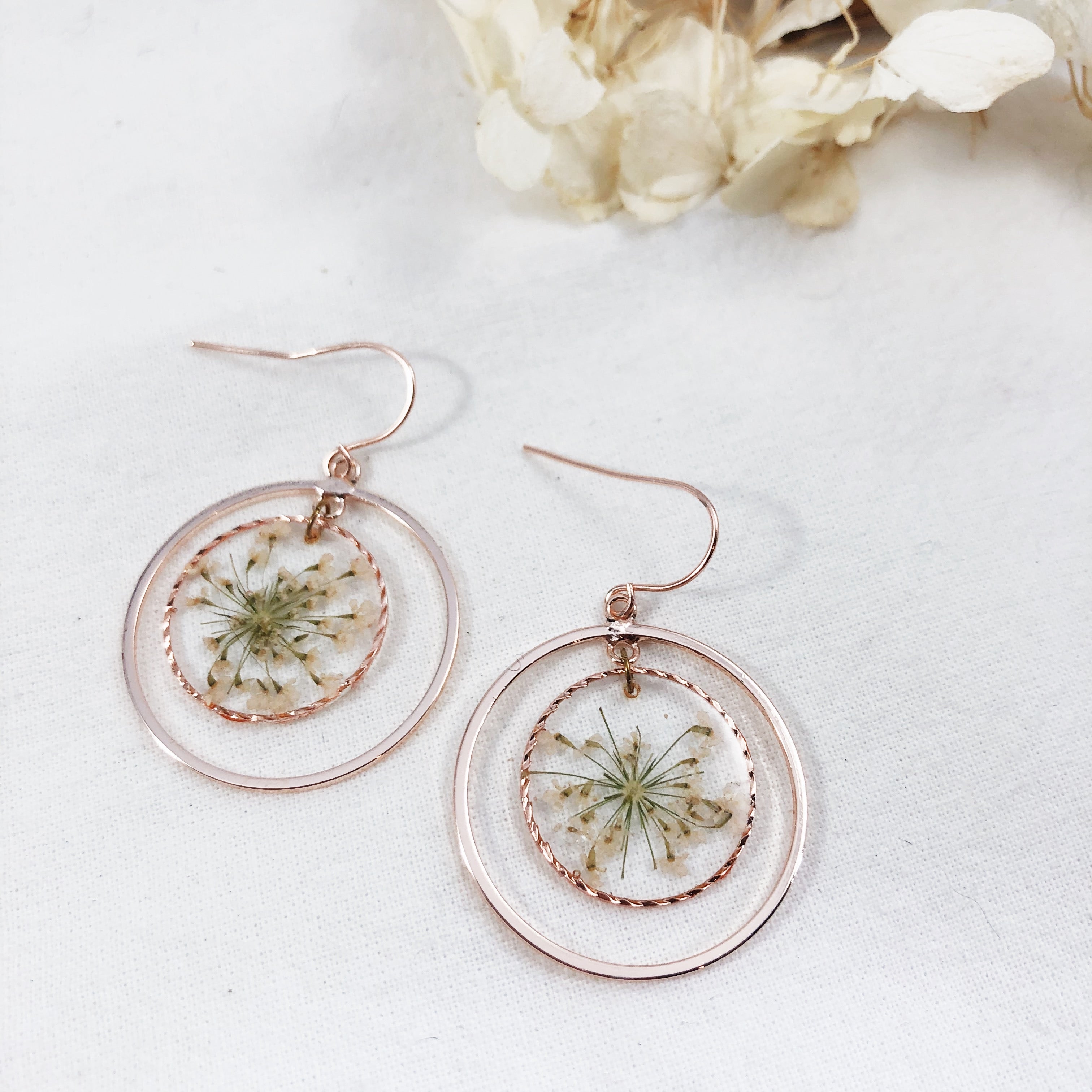Queen Anne - Rose Gold Round Classic Earrings with Pressed Flowers